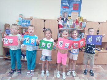 Бабушка рядышком с дедушкой...